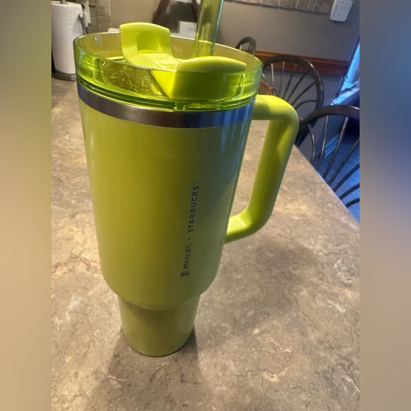 Stanley x Starbucks 40oz Quencher Summer Edition Lime Green - Picture 2 of 3